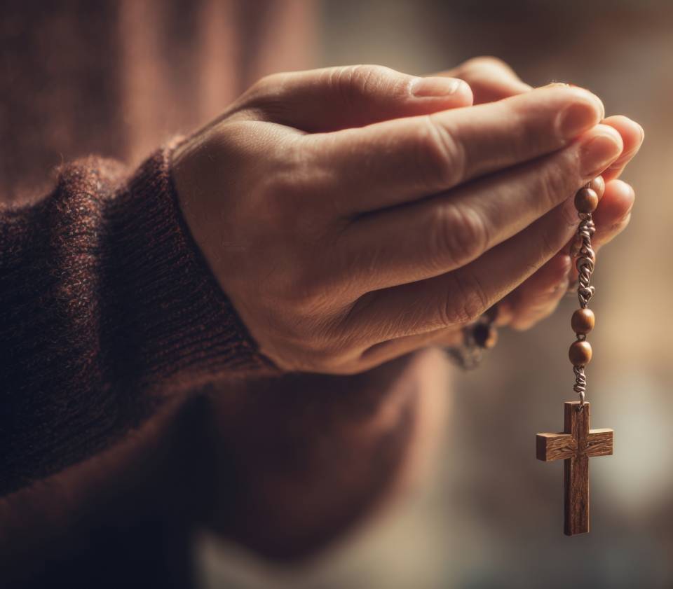 hands holding rosary